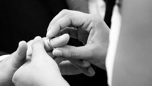 明知相親對(duì)象已婚仍繼續(xù)交往收4萬(wàn)元禮物,女子為何起訴婚介公司要賠償