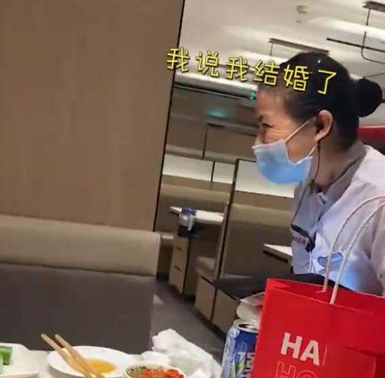 上海一男子結(jié)賬時,稱自己 已結(jié)婚 ,服務(wù)員機智反應(yīng)亮了