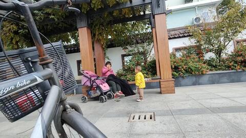 上海殘疾人爺叔創(chuàng)業(yè)開婚介所20年,養(yǎng)育兩個(gè)小孩大學(xué)畢業(yè),還開網(wǎng)絡(luò)直播宣傳兩性情感。