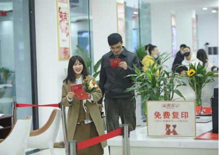 新晉 網(wǎng)紅日 迎來(lái)結(jié)婚潮 廣元利州區(qū)161對(duì)情侶領(lǐng)證